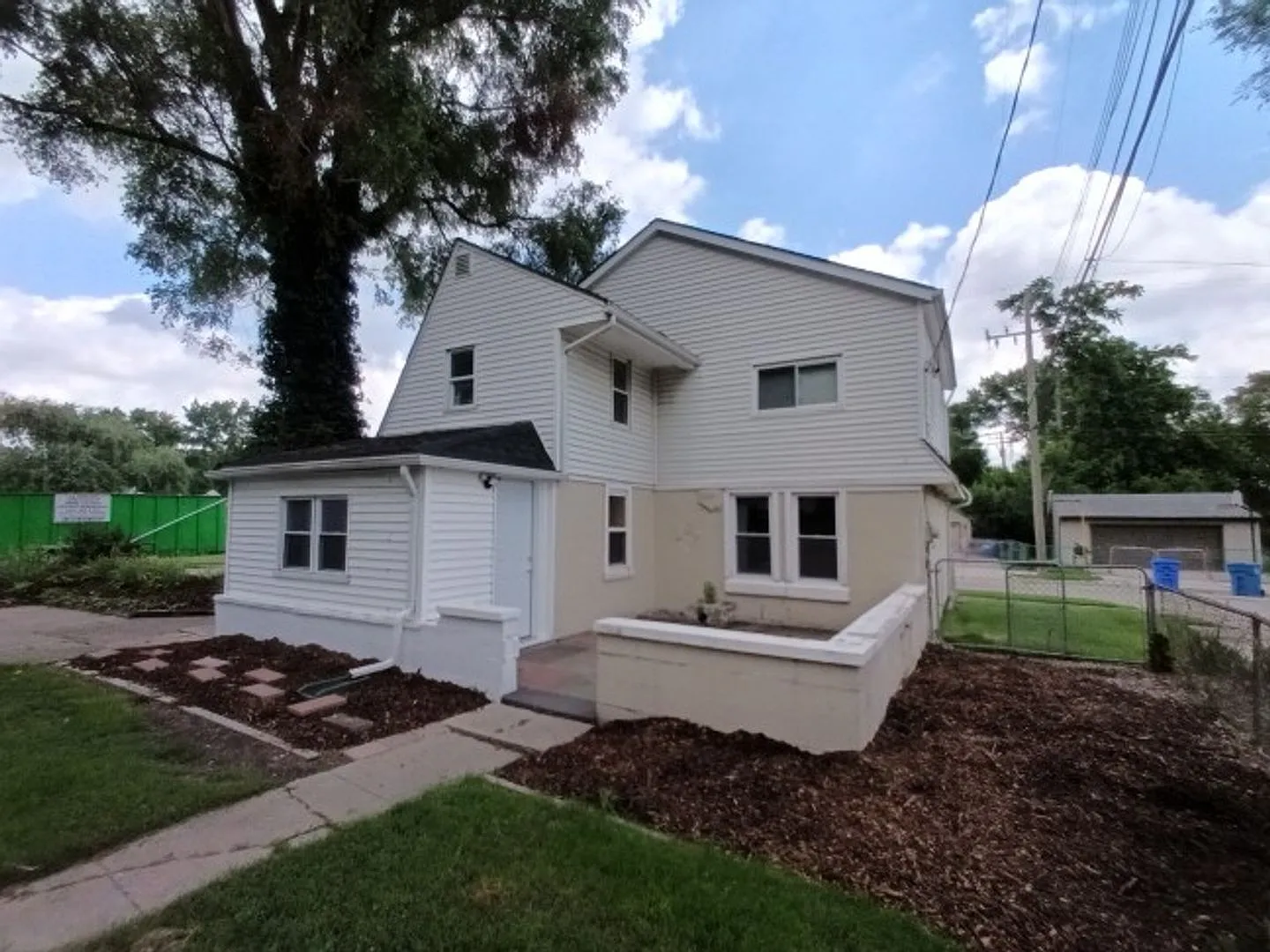 Spacious 3 bedroom 1 Bath in Warren! — Photo 2