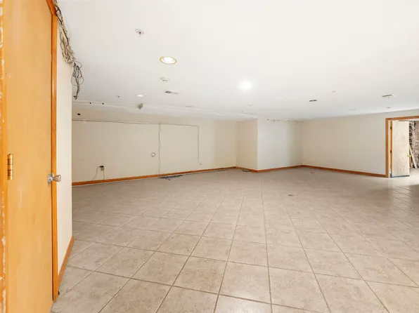 910 Summit Avenue image 10 of 15