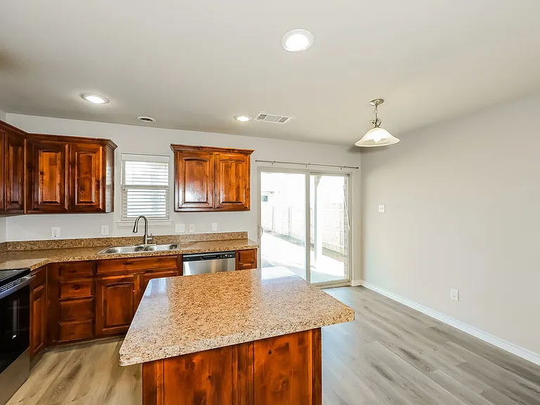 1204 Boxwood Dr — Photo 9