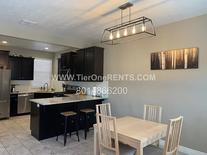 3 bed, 2.5 bath, 1864 sqft, $2,395 — Photo 2