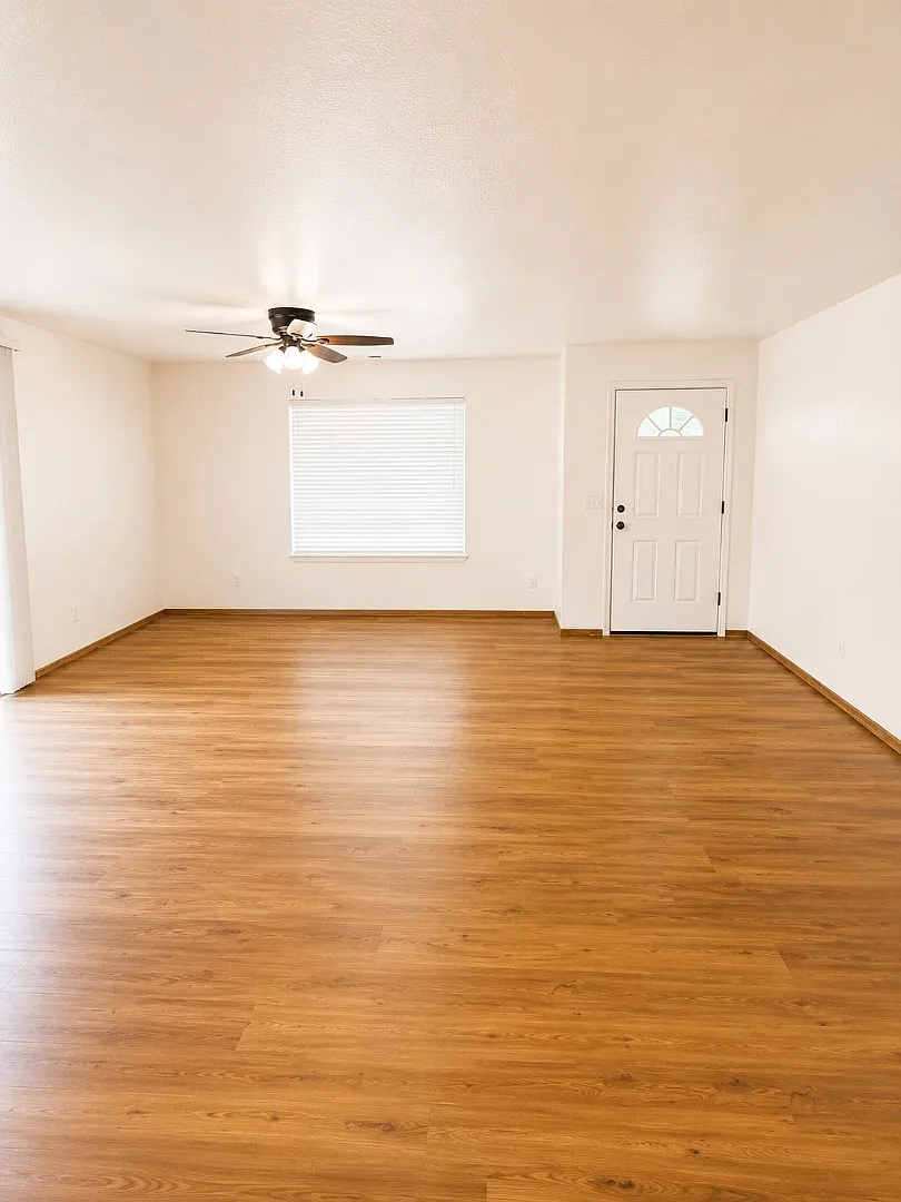 15546 N Vera St - 15546 N Vera St Unit 2 — Photo 2