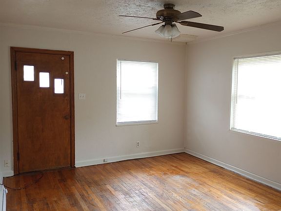 3rd image of 917 1/2 Park Dr #B