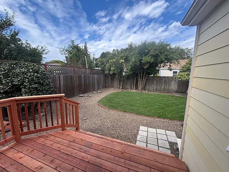 915 Howard St — Photo 15