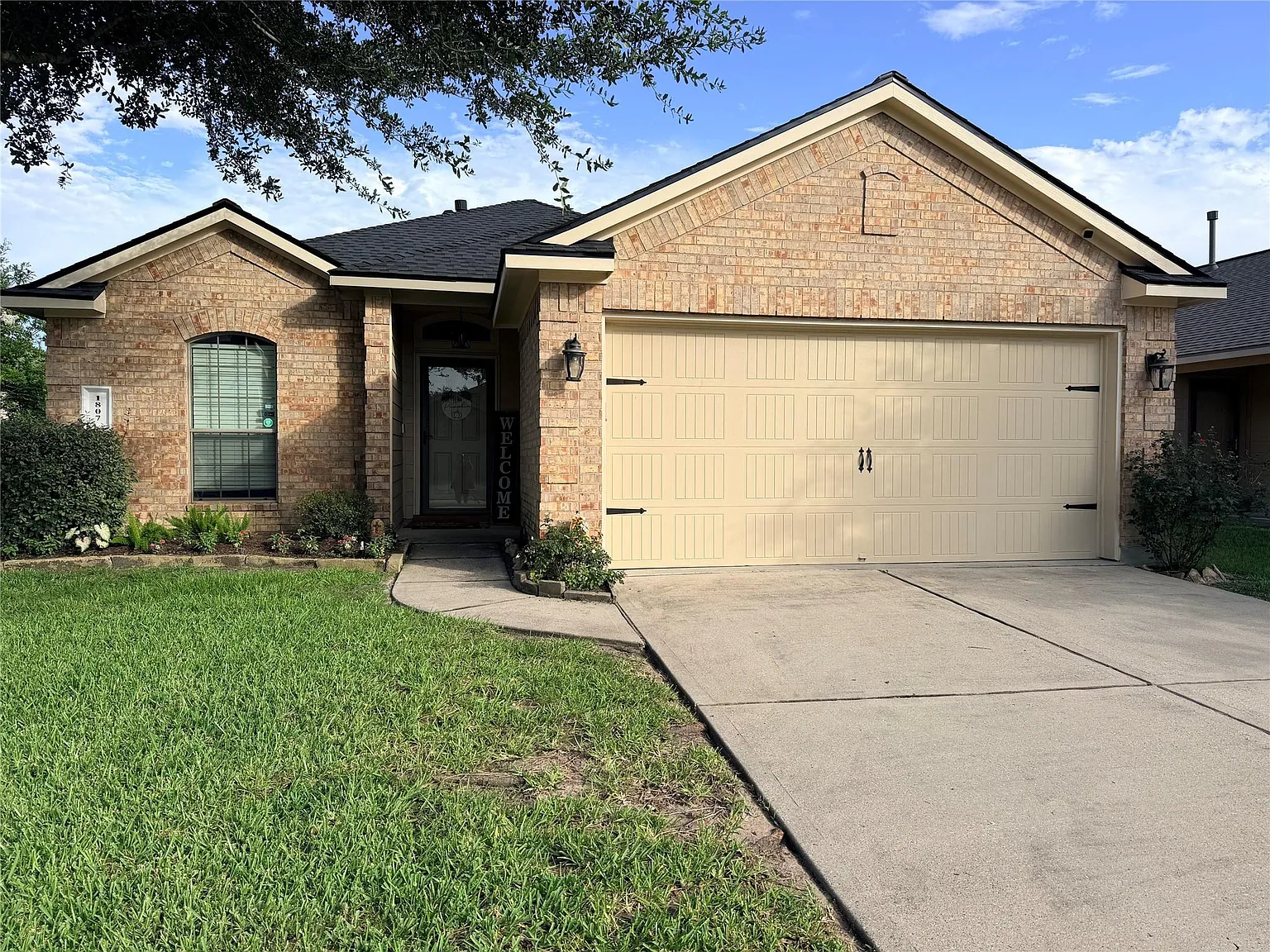 3 bed, 2.0 bath, 1606 sqft, $1,925 — Photo 2