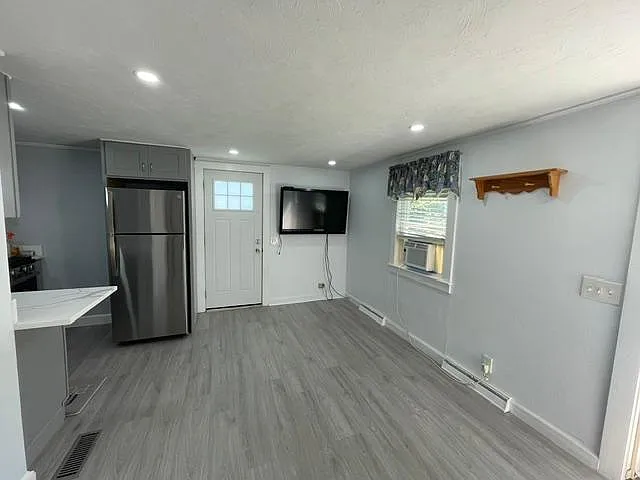 39 Newton Ave — Photo 7