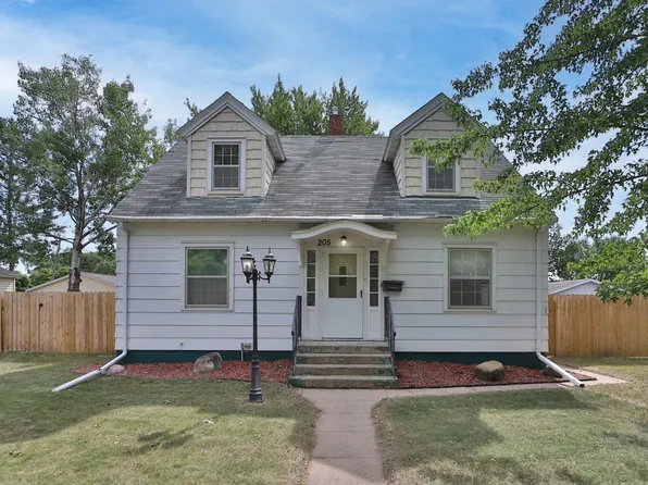 205 4th St SW, Little Falls, MN 56345