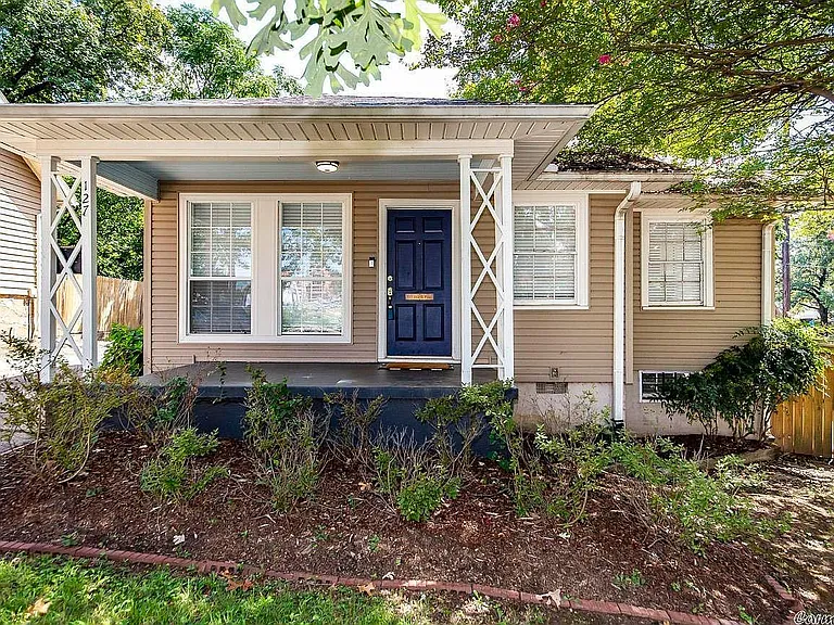 127 S Pine St — Photo 2