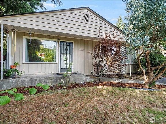 3rd image of 3606 Entrada Dr NE