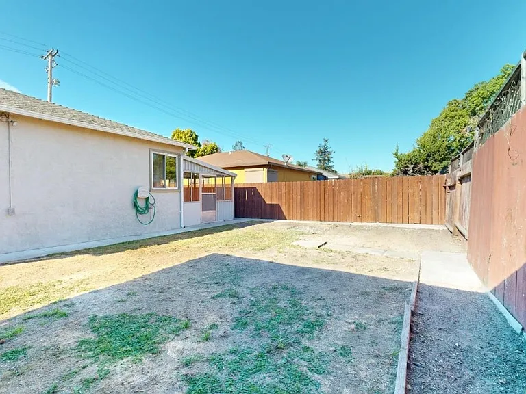 608 Charter St — Photo 16