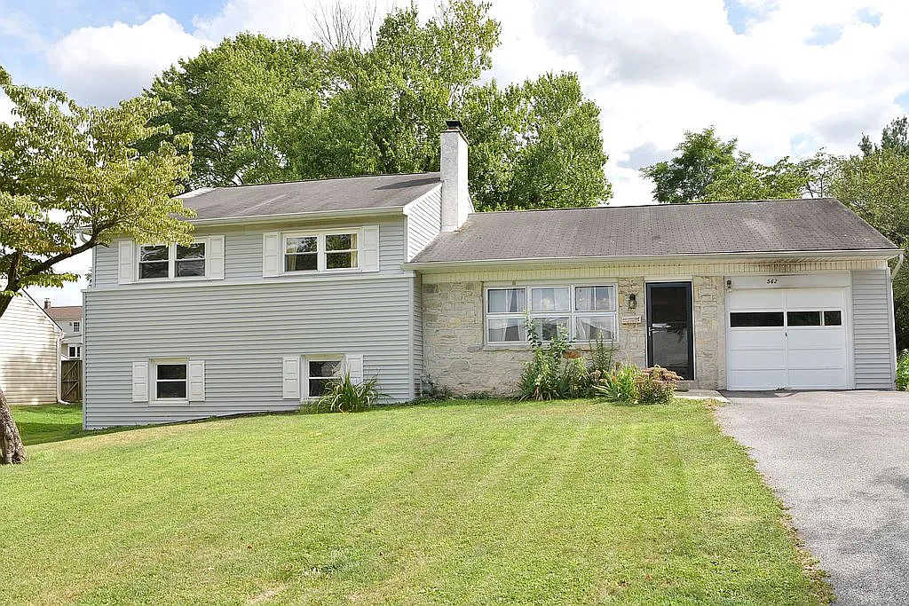 562 Charles Dr photo 1