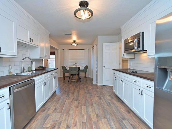 Stainless Steel Appliances & loads of cabinet & counter space