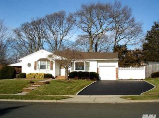 37 Rensselaer Dr, Commack, NY 11725