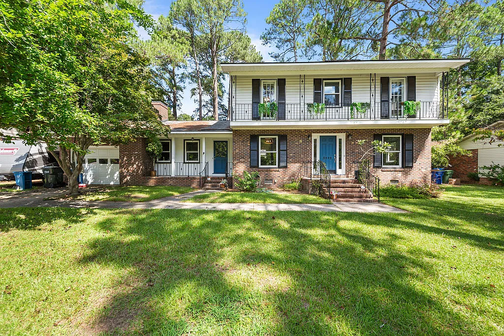 4 bed, 2.5 bath, 2300 sqft, $2,600 — Photo 1