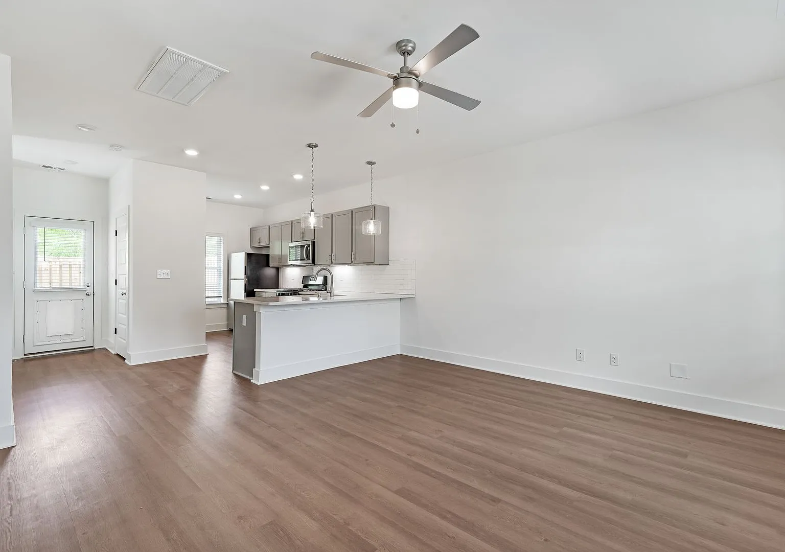 Beautiful Home in Private Community — Photo 4