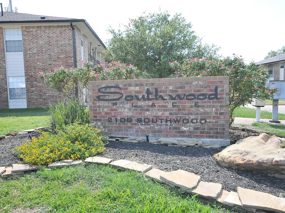 2100 Southwood Dr #13