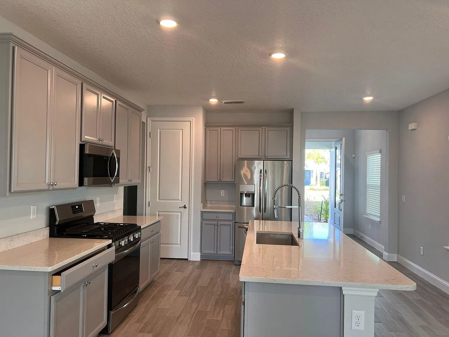 4 bed, 2.5 bath, 1875 sqft, $3,045 — Photo 2
