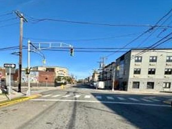 Exterior Neighborhood (street photo)