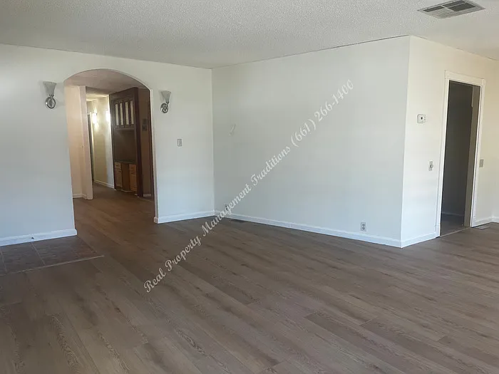 3 bed, 2.0 bath, 1440 sqft, $2,100 — Photo 3