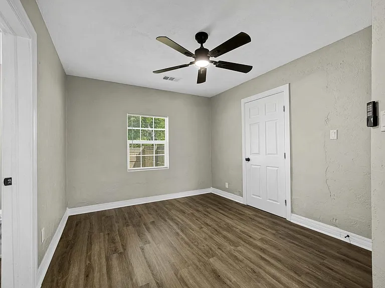 1301 SW Tennessee Ave — Photo 5