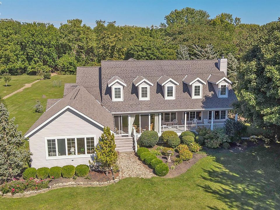 1st image of 609 W Lakeshore Dr
