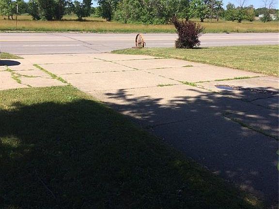 3rd image of 375 Maple Rd