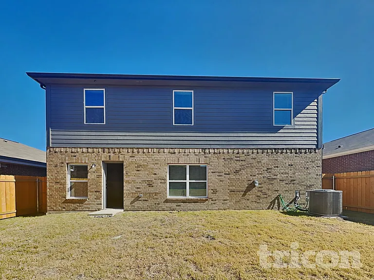 1933 Belmont Ln — Photo 16