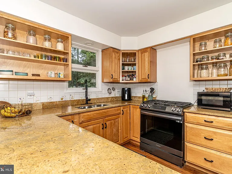 1800 Lark Ln — Photo 17