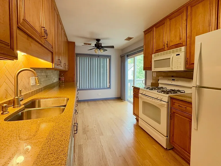 1316 E Evergreen Dr #8 — Photo 2