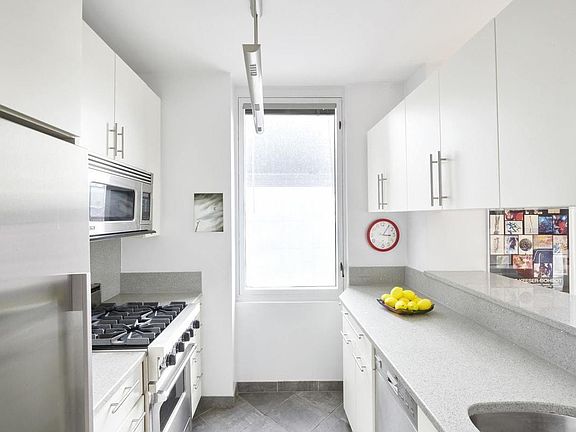 5th image of 52 E End Ave APT 21B