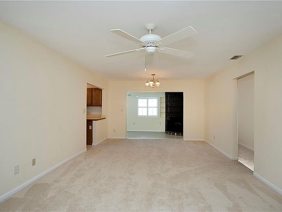 4th image of 990 8th Ave NE