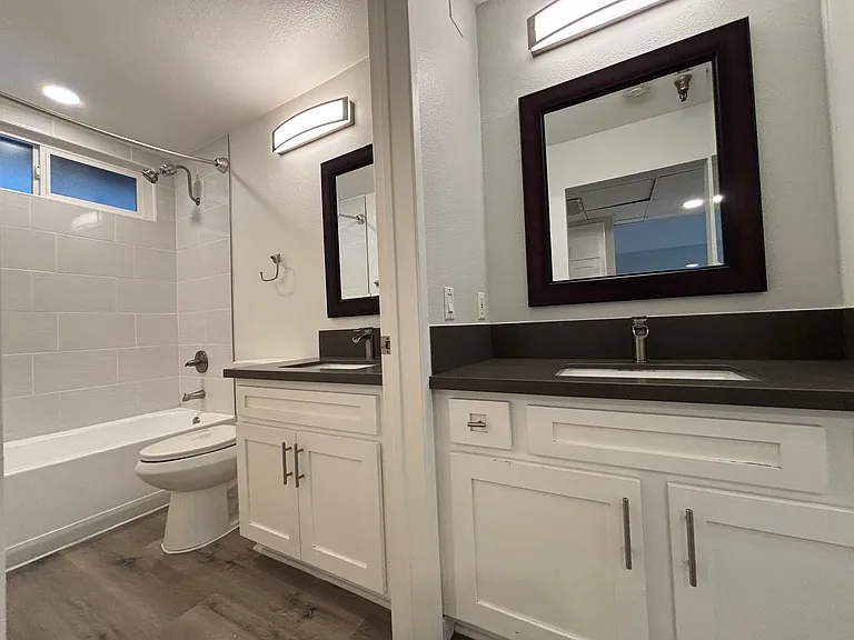 110 S Sweetzer Ave — Photo 35
