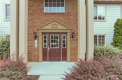 Creekside Crossing Condo in pristine condition/Garage parking