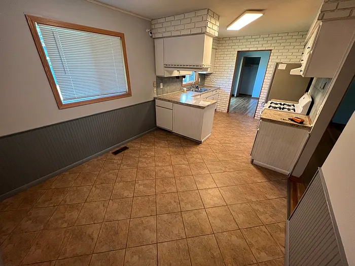 4 bed, 2.0 bath, 1700 sqft, $2,495 — Photo 4