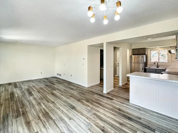 607 E Burnsville Pkwy #13, Burnsville, MN 55337