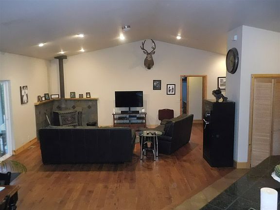 3rd image of 3419 Hill Crest Dr