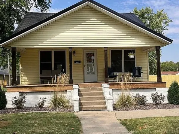911 E 3rd St, Flora, IL 62839