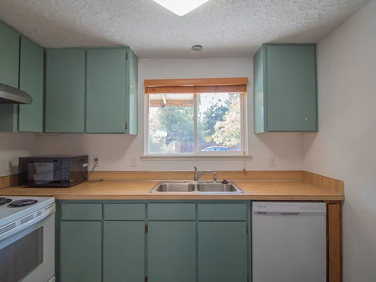 834 SE 5th St — Photo 7