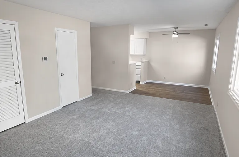 111 E Westplains Rd — Photo 37