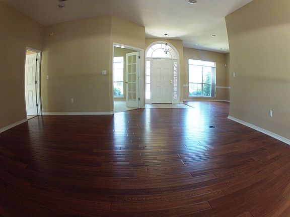 Family room w/ 10 ft ceiling