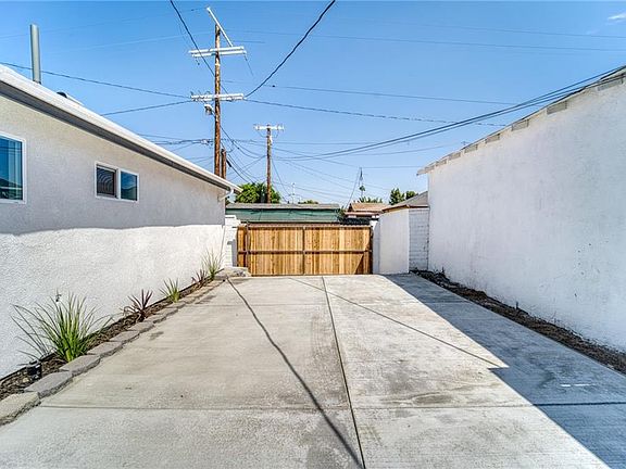 2nd image of 11443 Saticoy St