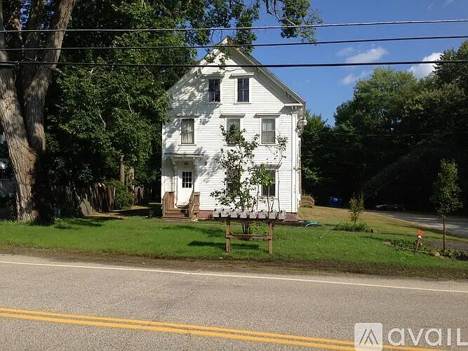 Photo 1 of 9 - 173 Main St #6 - Kingston, NH Primary Photo - 173 Main St #6