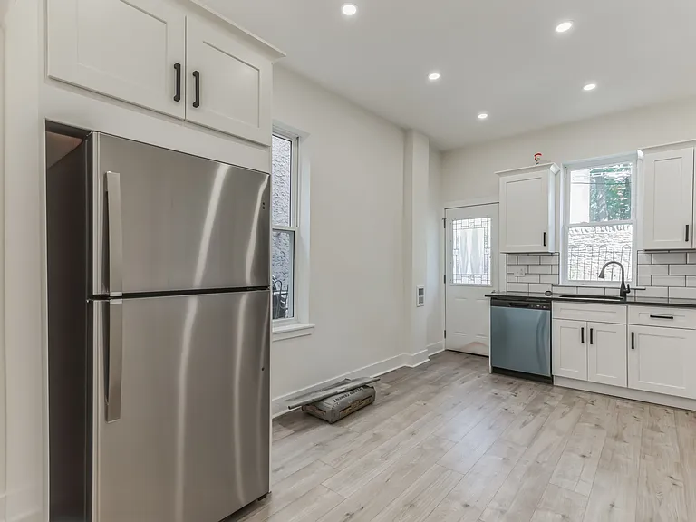 18 W Sharpnack St — Photo 10