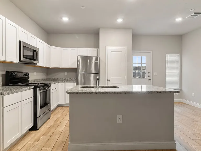 7314 Savannah Brks — Photo 10