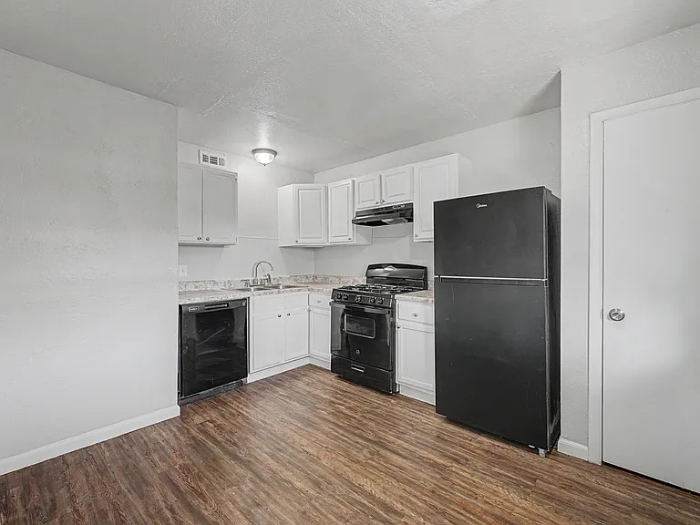 Charl Ann Apartments — Photo 11