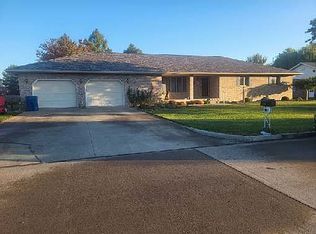 904 Matthew Ln, Olney, IL 62450