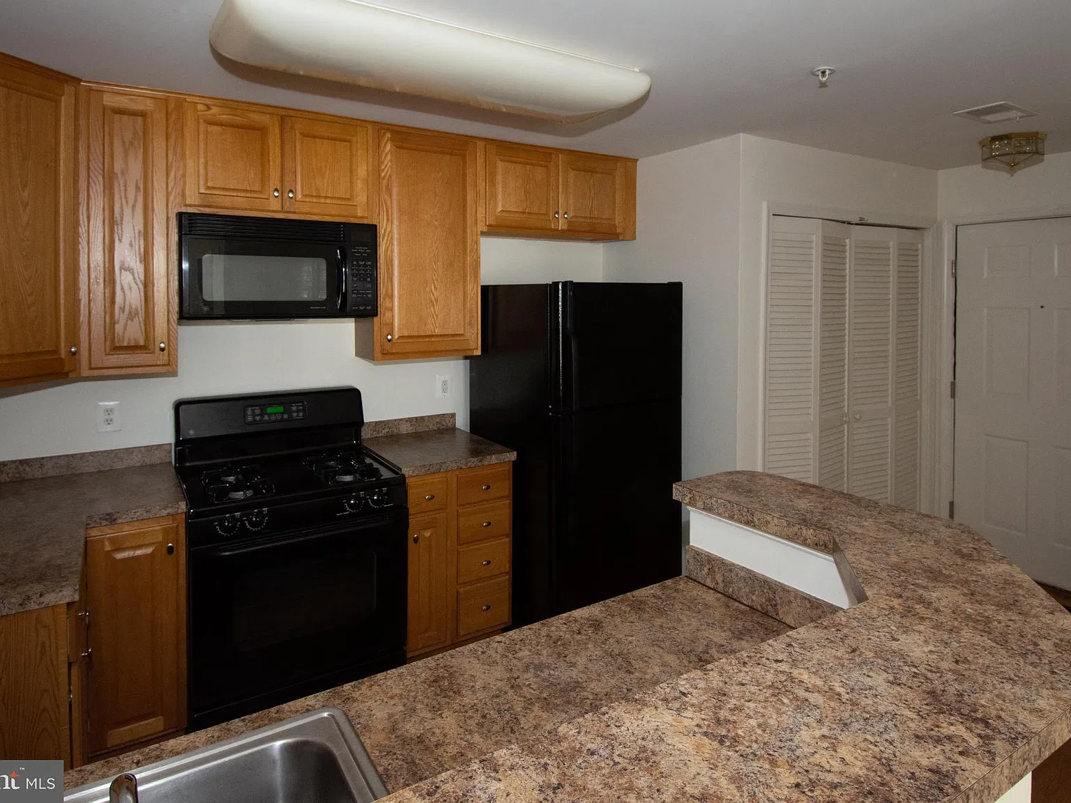 1 bed, 1.0 bath, 908 sqft, $2,100 — Photo 3