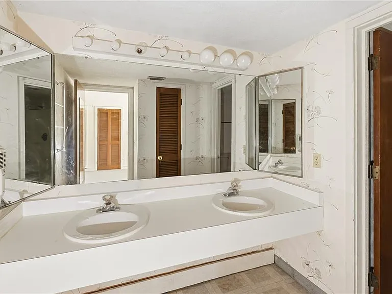 2114 Corner Lake Dr #E — Photo 15