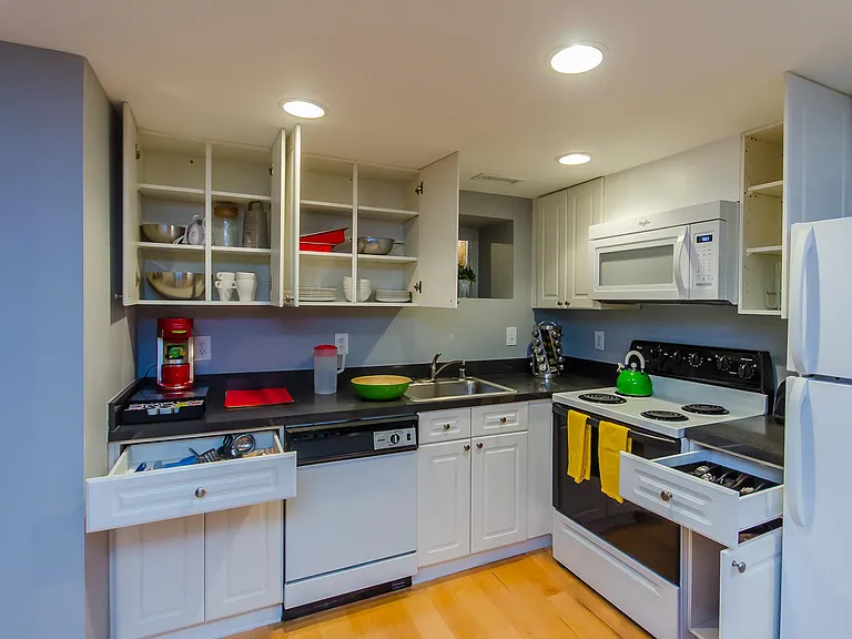 510 E St NE #B — Photo 11