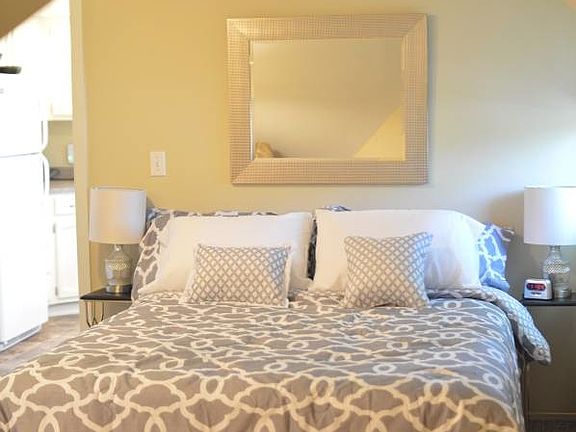 4th image of 536 Woodford St #2BR