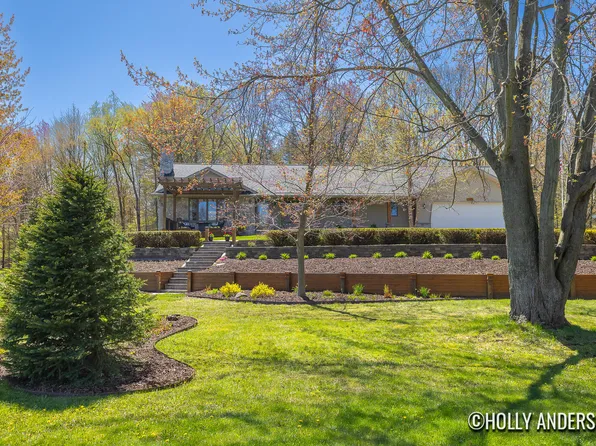 16754 Lunker Ln, West Olive, MI 49460